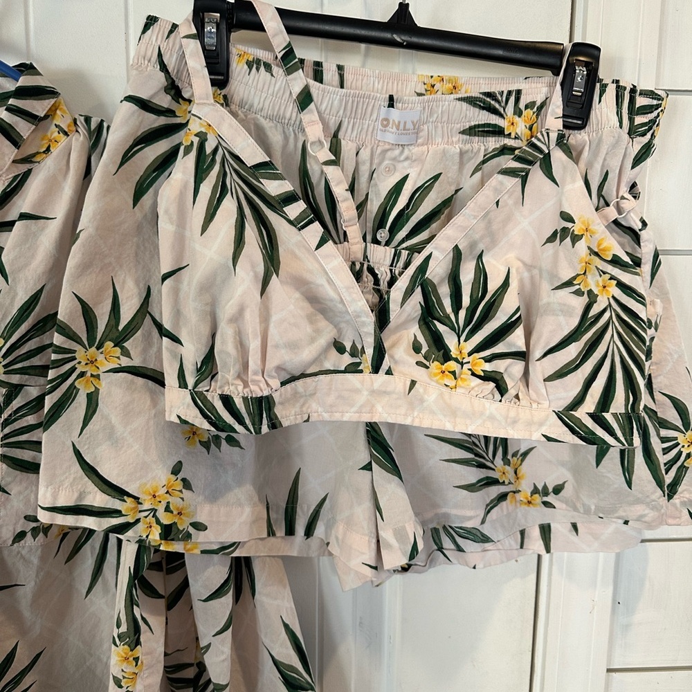 Old navy cotton Leaf Patterned Blouse, shorts, bralette - Picture 8 of 9